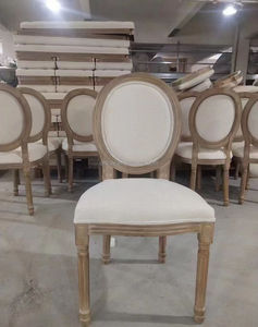 Chaise de salle à manger Louis ronde rembourrée en bois massif, style vintage vieilli, pour événements et banquets, sans piètement. - Product Image 1