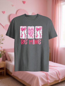 T-Shirt da Donna Comfort Colors 'Be Mine' per San Valentino, Stampa Cuore e Fiocco Preppy, Girocollo, Manica Corta, 100% Cotone Jersey - Product Image 2