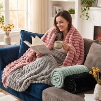 Couverture en fourrure de lapin multicolore antibactérienne pour toutes les saisons, à usage domestique, avec dos rayé gaufré, vente en gros, luxe, chaude, en polaire pelucheuse