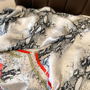 Sciarpe in poliestere stampate con animali di moda di lusso all'ingrosso per donne <span class=keywords><strong>vestito</strong></span> da sera estivo scialli con motivo a testa di serpente grigio sciarpe - Product Image 3