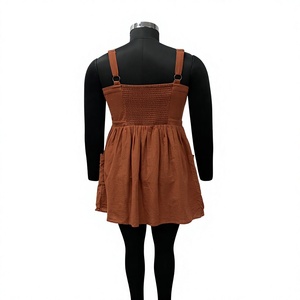 Robe mini marron à fines bretelles, coupe trapèze, avec boutons sur le devant et poches, style décontracté printemps, en mélange de coton tissé, couleur unie - Product Image 2