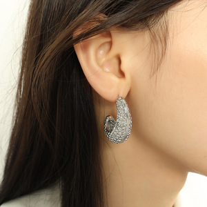 Pendientes de aro en forma de C, aleación de zinc dorada, joyería de moda para mujer, pendientes ligeros de lujo para uso diario - Product Image 3