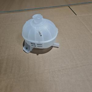 Réservoir d'expansion Kia 25431-D3500 pour Tucson avec marquages Max/Min et bouchon - Product Image 2