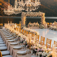 Décorations de lieu de réception de mariage haut de gamme, décor de fond, table et chaises de mariage avec vaisselle, fleurs de table, lustre