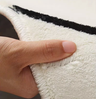 Tapis en forme de tigre, texture douce pour la peau et semblable à la laine. Tapis d'angle pour salle de bain.