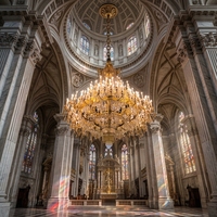 Lustre LED en verre de luxe moderne avec télécommande, éclairage intérieur personnalisé pour hall d'hôtel, banquet, grands projets