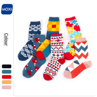 Vente en gros Nouveau design Chaussettes multi-styles avec logo imprimé sur mesure Chaussettes drôles d'animaux de bande dessinée pour hommes