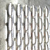 Grille de sécurité antidérapante en aluminium au design moderne pour passerelles, marches d'escalier métalliques et revêtements de toiture et de sol, durable
