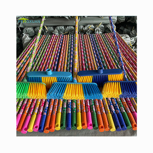 Balai à manche Long en bois naturel, vente en gros, bâton de balai en bois, Film PVC, Design de fleurs, revêtement, manche de balai à franges en bois - Product Image 1