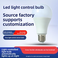 Ampoule LED E27 à détection de lumière pour escaliers, couloirs et allées résidentiels - Température de couleur 6500K