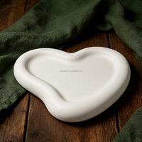 Plateau de vanité en ciment en forme de cœur irrégulier, plateau organisateur de bibelots en béton avec logo personnalisé pour cadeau de Saint-Valentin, décoration de table à la maison