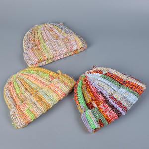 <span class=keywords><strong>Gorro</strong></span> de punto de ganchillo hecho a mano de lana a rayas gruesas con borlas desgastadas coloridas arcoíris de invierno - Product Image 2