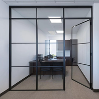 Cloison en verre Crittall en acier, séparateur de pièce de bureau moderne, cadre en métal noir avec porte en verre battante