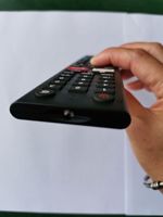 Control Remoto IR con Código Fijo y Apagado Automático NETFLIX Yudu para Televisores Ilux (Modelo TY-50A)
