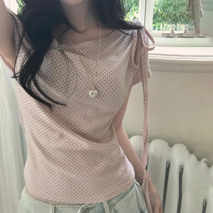 Camiseta Corta Informal para Mujer, con Cuello Halter Asimétrico, Estampado de Lunares, Ajustada, de Manga Corta - Product Image 2