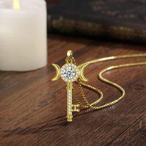 Collar de Joyería Oculta con Colgante de Llave de Hécate Chapado en Oro de 18K y Cobre, con Moissanita de 2CT y Circonita Blanca, Triple Luna, para Mujer, Venta al por Mayor - Product Image 4