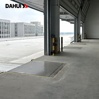Rampe de quai logistique à rebord relevable hydraulique pour centre de distribution avec panneau de protection latérale