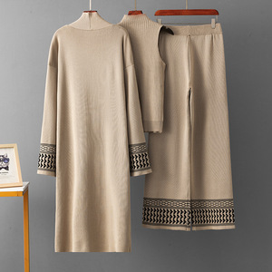 ชุดลำลองมุสลิมแบบเรียบร้อยสำหรับฤดูใบไม้ผลิ ชุด 3 ชิ้น เสื้อคลุมคาร์ดิแกนคุณภาพสูง กางเกงทรงปกติ ชุดเซ็ตสวยหรูสำหรับผู้หญิง ความยาวเหนือเข่า - Product Image 5