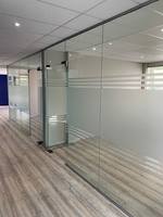 Cloisons de bureau en verre avec portes, panneaux muraux transparents, murs en herbe et murs artificiels pour entrepôts et bureaux