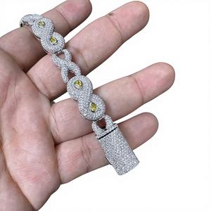 กำไลข้อมือฮิปฮอปทรงกลมเจียระไนแบบบริลเลียนท์ประดับเพชรโมอิสซาไนต์ VVS ตัวเรือนเงินแท้ 925 ชุบทอง ขนาด 13 มม. ดีไซน์แบบ Ice Out สำหรับผู้หญิง - Product Image 1