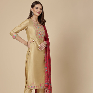Últimos diseños de conjuntos de kurta, pantalón y dupatta para mujer, color beige, bordados, con estampado digital en chanderi, hechos a mano, personalizados al por mayor. - Product Image 1