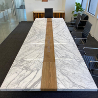 Table de conférence en marbre et bois au design moderne avec microphone à condensateur, bureau de réunion et chaises