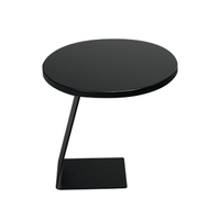 Table basse portable noire élégante et moderne en bois de hêtre pour le salon ou la salle à manger dans un style antique minimaliste