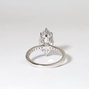 Elegante Anillo de Compromiso de Oro Blanco con Diamante Cultivado en Laboratorio en Corte Marquesa, Anillo de Promesa, Anillo de Eternidad con Pavé, Joyería de Boda - Product Image 1