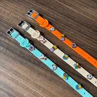 Collier pour animaux de compagnie (chien ou chat) en silicone et PVC, personnalisé avec logo, design premium, étanche, ajustable, avec breloques.