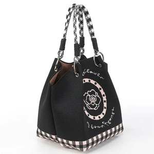 Bolso de Mano Cuadrado de Poliéster Tejido con Diseño Único, Duradero, Plegable e Impermeable, con Patrón de Rosas Blancas y Negras, con Correa de Cadena para Uso Diario - Product Image 1