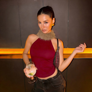 Gilet de Noël rouge chic pour femme – Débardeur élégant en viscose/polyester tricoté avec fausse fourrure extensible et col roulé - Product Image 3