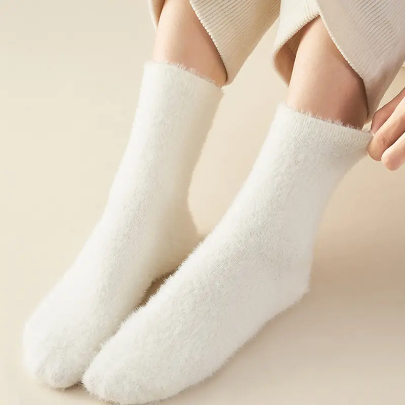 Free Casual Polyester Socks Mink Velvet Furry Pile Socks White Plush Thickened Warm Sleeping Socks Solid Custom Logo Midi Winter