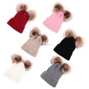 Tuque de bonnet d'hiver tricoté <span class=keywords><strong>en</strong></span> acrylique chaud de haute qualité avec <span class=keywords><strong>fausse</strong></span> <span class=keywords><strong>fourrure</strong></span> deux pompons - Product Image 1