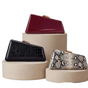 Sac à main en PU à motif serpentin de style rétro européen américain pour femmes, doublure en coton, mode, usage quotidien, capacité 1L, rabat - Product Image 2