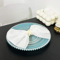 Assiettes en plastique de chargeur bleu clair décoratives de mariage de dîner de luxe de 13 pouces avec la jante argentée de perles