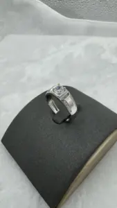 थोक कस्टम 925 स्टर्लिंग सिल्वर पुरुषों की हल्की लक्जरी अंगूठी जिक्रोन 1 कैरेट मोइसानाइट हीरे की अंगूठी शादी की अंगूठी