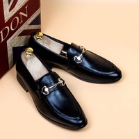 Station européenne pointue chaussures en cuir de style coréen pour hommes, augmentation de la hauteur en cuir, un pied chaussures à la mode