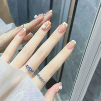 Vente en gros de faux ongles élégants couleur nude, courts et carrés, avec camélia blanc et pointe en V, réutilisables, à coller