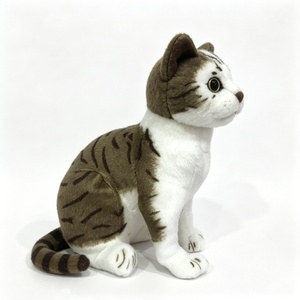Peluche de Gato Tabby Realista Personalizado, Animal de Peluche Sentado en Color Marrón y Blanco con Cola Rayada y Ojos Verdes - Product Image 3