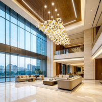 Lustre en verre soufflé personnalisé, design moderne et luxueux, luminaire suspendu artisanal en verre, éclairage pour hall d'hôtel, atrium, projets d'éclairage