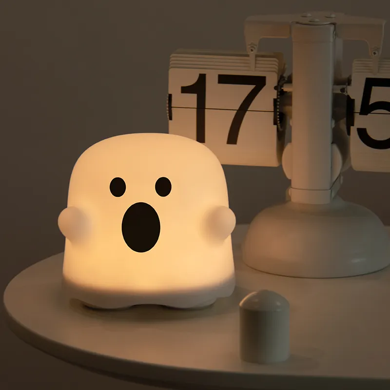 Lampu malam lucu kecil wajah hantu desain baru Halloween 2023 lampu malam isi ulang untuk anak-anak