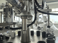 Machine de remplissage et de capsulage de liquide de bouteille pour remplisseur et câpres de bouteille en plastique de produits chimiques