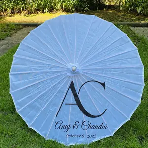 ロゴ付きウェディングパーティーのゲストのためのMOQ100個の高品質の白い生地の花嫁の結婚式のパラソル装飾傘