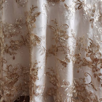 Nappe de table en maille florale dorée rétro avec broderie de sequins et garniture en tulle pour mariage de luxe
