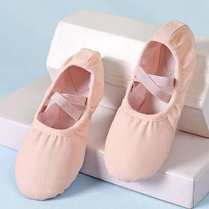 Zapatos de baile de <span class=keywords><strong>ballet</strong></span> femenino para niños con diseño de garra de gato Ejercicio de suela blanda para niñas oro plata Yoga garra de gato - Product Image 2