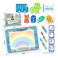 Tapis de dessin à l'eau magique pour enfants, tableau de gribouillage réutilisable avec pochoirs alphabet, chiffres et animaux, toile de dessin éducative