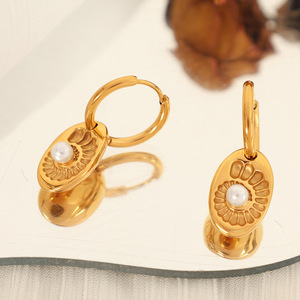 ต่างหูรูปทรงดอกไม้ประดับมุกสำหรับผู้หญิงสวมใส่ทุกวันสีทอง EH756WEG - Product Image 3