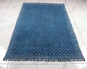 Alfombra Dhurrie de Algodón con Estampado Floral Azul Índigo y Blanco, Alfombra Decorativa Boho para el Hogar - Product Image 4