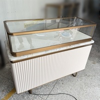 Vitrine à bijoux haut de gamme en métal, présentoir à bijoux avec base en forme d'ondulation d'eau, comptoir de présentation de bijoux personnalisé en marbre