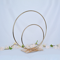 Arche de mariage en métal à double anneau Vase à fleurs en or Centres de table décoratifs pour mariage Arrangement floral écologique
